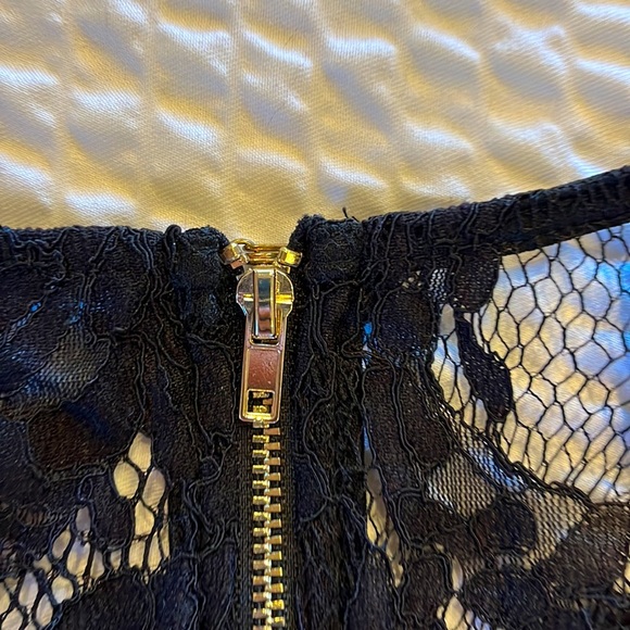 Charlotte Russe lined contrast lace romper - like new condition Small blk/crème - Picture 4 of 4